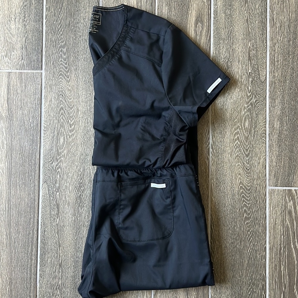 Cherokee Workwear Revolution scrubs in black. XL.